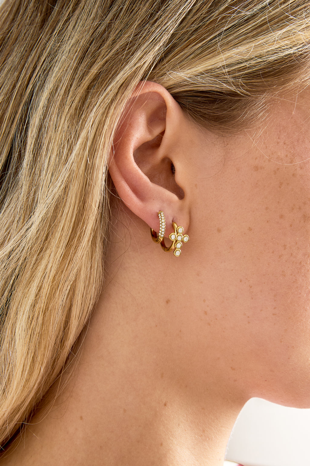 Oorbellen ring kruis goud